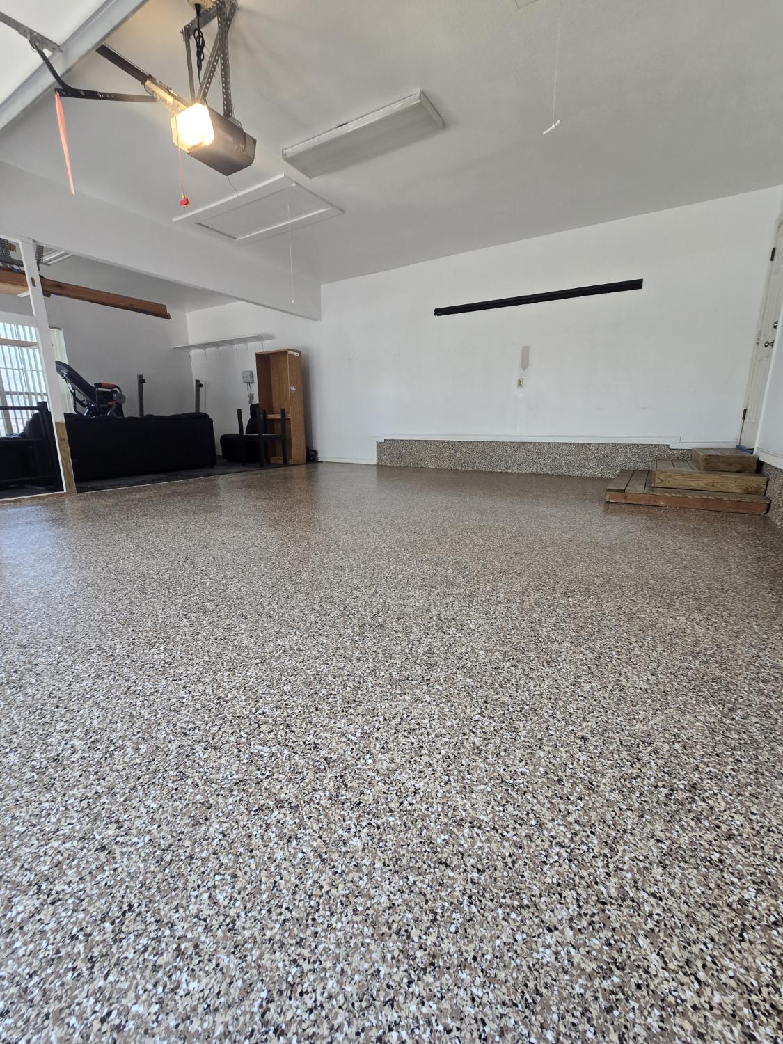 Tan and brown flake epoxy floor
